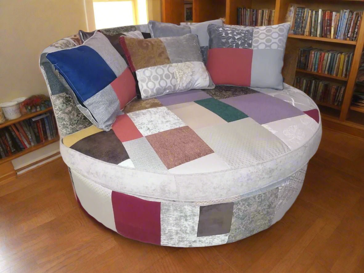 Love Couch - That Couch Place